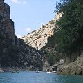 Wielki Kanion rzeki Verdon - najgłębszy wąwóz Europy to prawie 50 km trasa szmaragdową rzeką i wznoszące się po bokach pionowe, wapienne ściany skalne, które miejscami osiągają 700 metrów wysokości. Szerokość kanionu w dole waha się od 6 do 100 metrów.