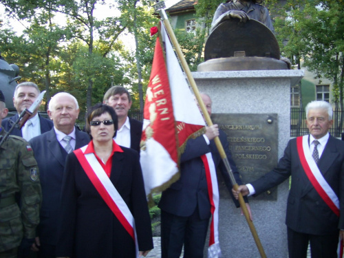 Pamiątkowe zdjęcie z Żagania. Odznaczony Sztandar Związku na tle pomnika #Militaria #Imprezy