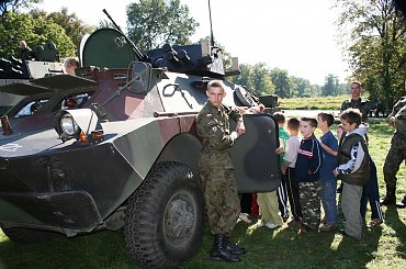 W kolejce do transportera. #Imprezy #Militaria #Plenerowe